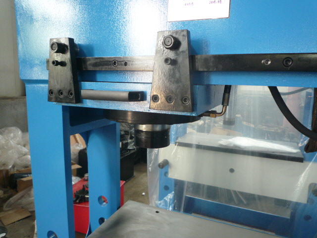 YLM-150D (CABEZAL DESPLAZABLE AL ANCHO DE LA PRENSA)(NUEVA) - Imagen 5