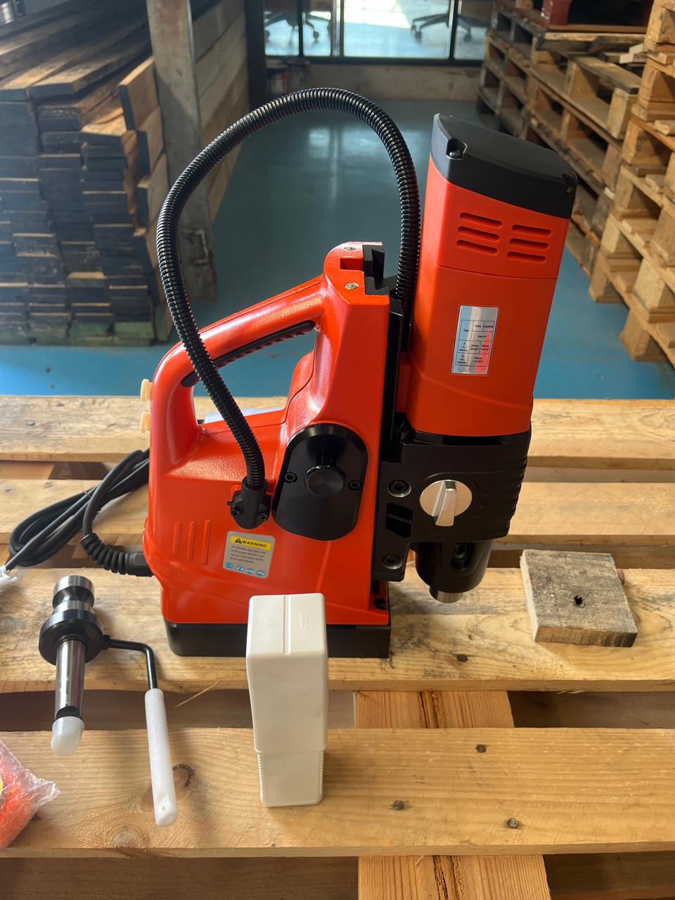 TALADRO CON BASE MAGNÉTICA MARCA TOS TIMEMASTER MODELO DX-60